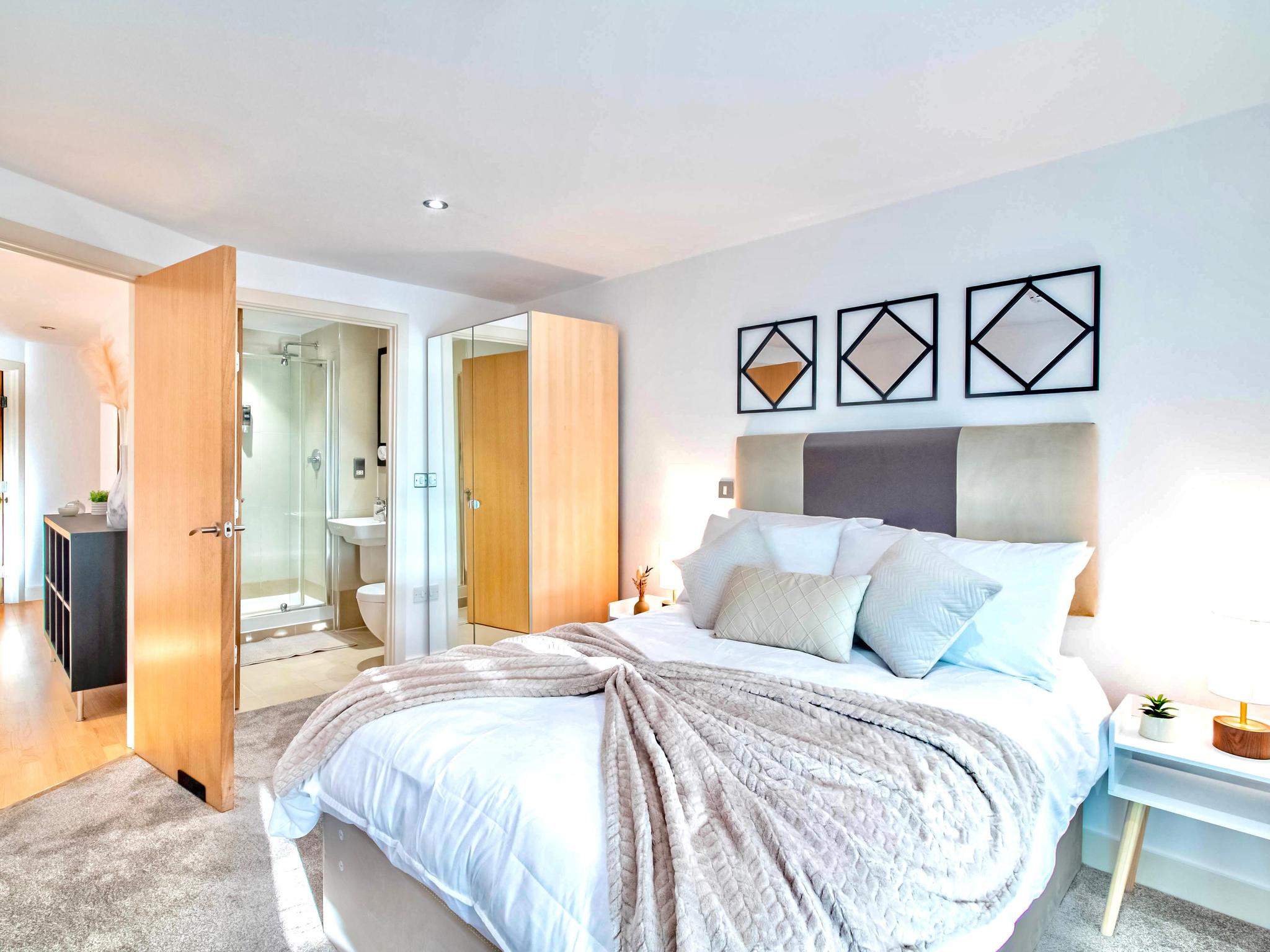SMA Lux | Balcony and River View Leeds Dock